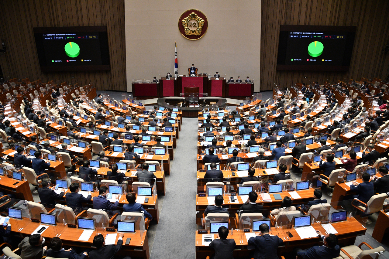 지난달 21일 오전 서울 여의도 국회 본회의장에서 열린 제387회국회(임시회) 제2차 본회의에서 서민금융법 개정안이 통과되고 있다. [연합]
