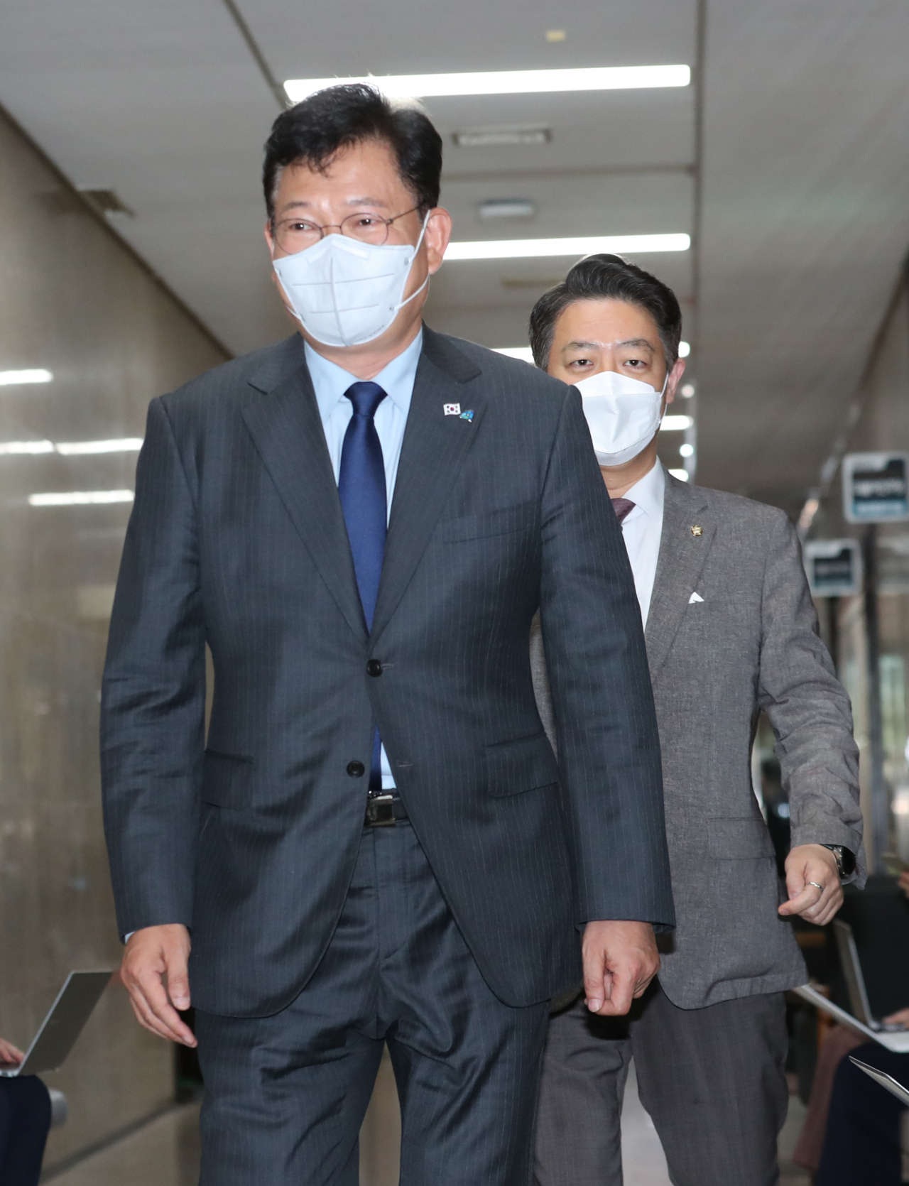더불어민주당 송영길(왼쪽) 대표가 8일 서울 여의도 국회에서 긴급 비공개 최고위원회의를 주재하기 위해 김영호 비서실장과 함께 대표실로 향하고 있다. [연합]