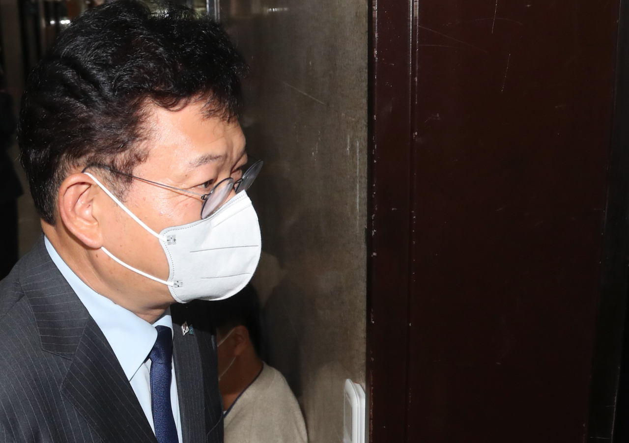 송영길 더불어민주당 대표가 8일 오전 국회에서 열린 비공개 최고위원회 회의에 참석하기 위해 대표 회의실로 향하고 있다.