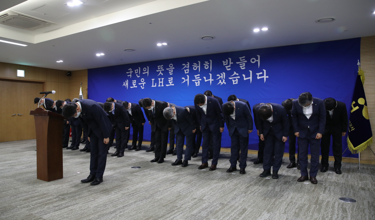 한국토지주택공사(LH) 본사·지역본부 본부장급 간부들이 8일 긴급 확대간부회의에서 대국민 사과하는 모습. [LH 제공]