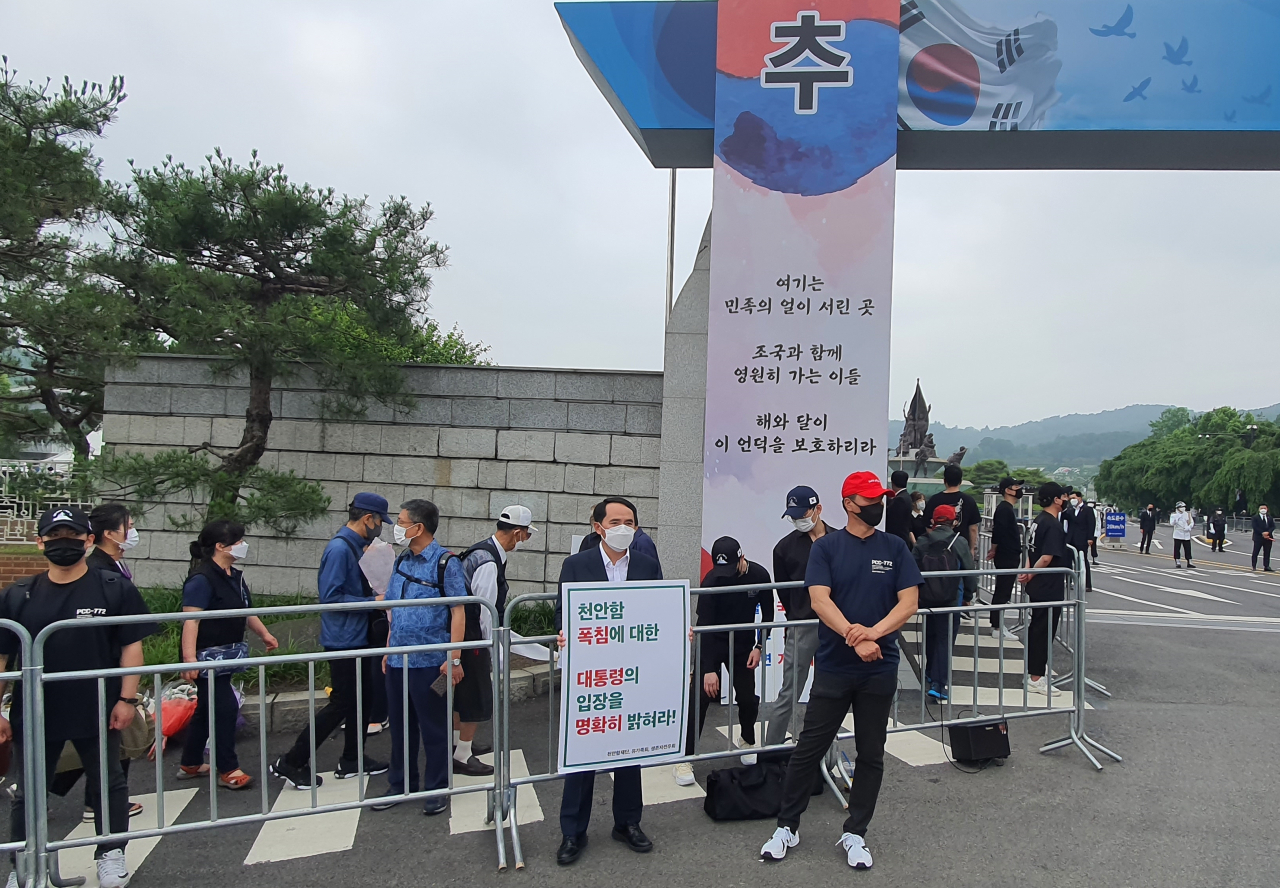천안함 피격 당시 함장이었던 최원일(가운데) 예비역 대령 등 16명의 생존 장병이 지난 6일 서울 동작구 국립현충원 입구에서 "천안함 폭침에 대한 문재인 대통령의 입장 표명을 촉구"하는 1인 시위를 벌이고 있다. [연합]