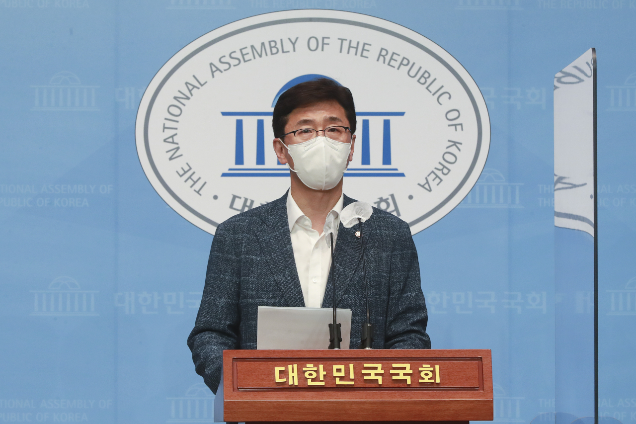 고용진 더불어민주당 수석대변인이 8일 오후 서울 여의도 국회 소통관에서 국민권익위원회의 더불어민주당 국회의원 부동산 거래 전수조사 결과에 대해 브리핑하고 있다. [이상섭 기자]
