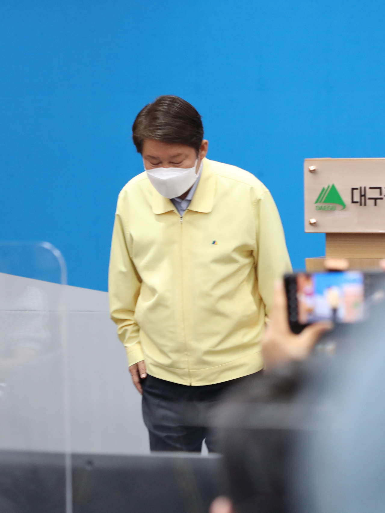 권영진 대구시장이 8일 화이자 백신 도입 논란과 관련해 자신의 불찰이라며 고개 숙여 사과하고 있다.[대구시 제공]