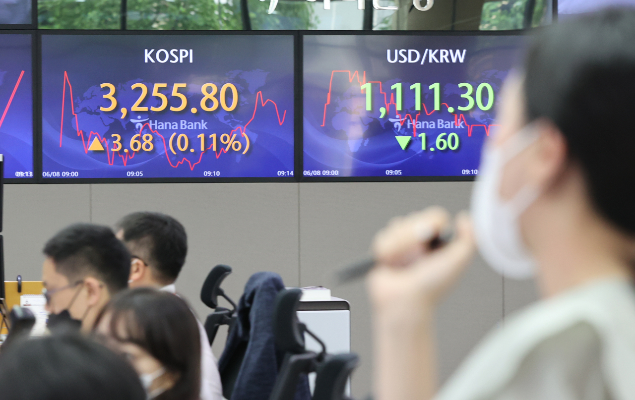 코스피가 보합세로 장을 시작한 8일 오전 서울 중구 하나은행 딜링룸에서 딜러들이 대화하고 있다. 연합뉴스