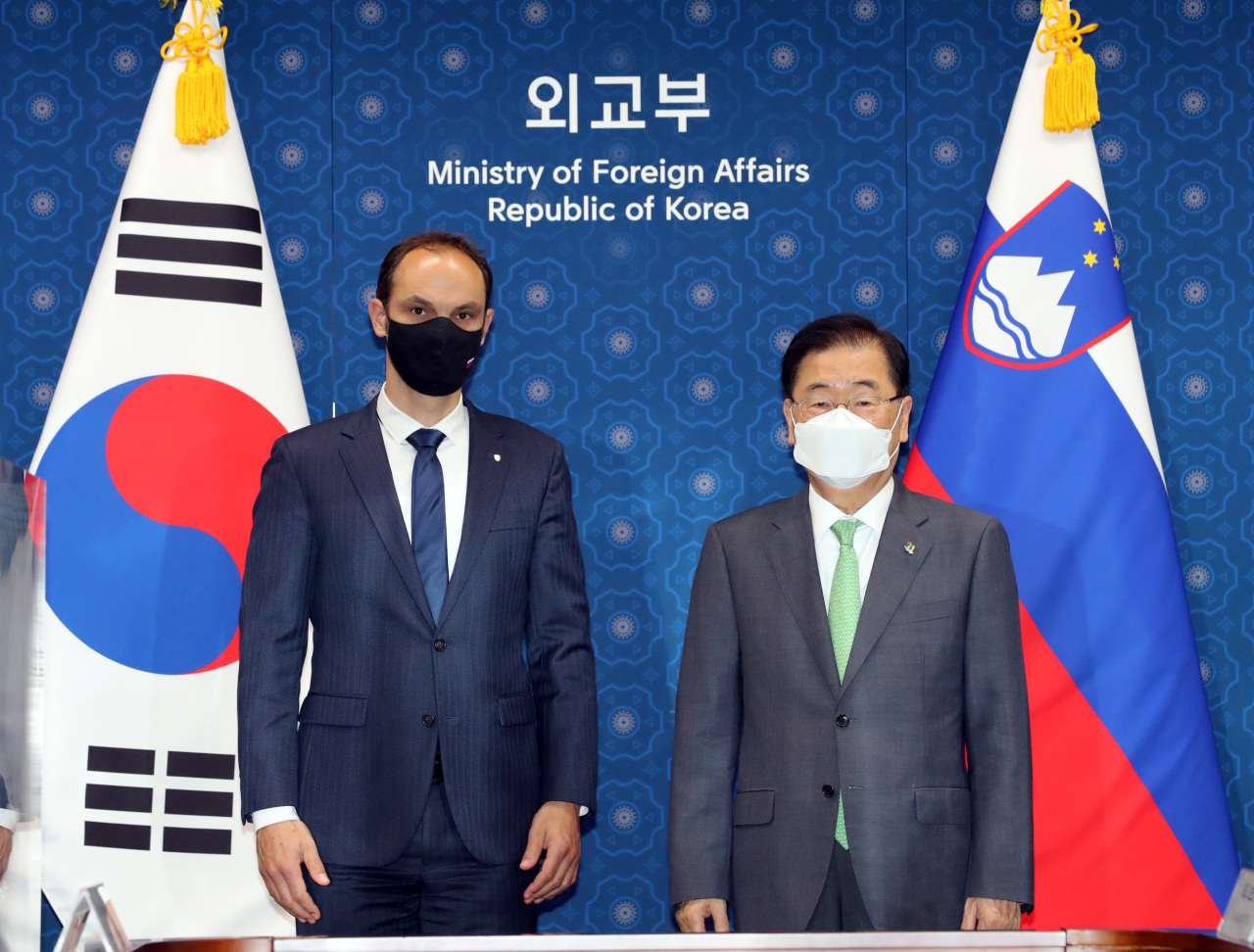 SEOUL, June 8 (Yonhap) -- Slovenia plans to establish an embassy in South Korea by the end of this year and hopes the opening will serve as an occasion to deepen bilateral cooperation, its top diplomat said Tuesday.
Slovenian Foreign Minister Anze Logar, who was visiting Seoul this week, made the remark at the start of his talks with Foreign Minister Chung Eui-yong in Seoul.
"In order to organize everything that is corresponding to the opening of this embassy, I look forward to your help in that sense, and I'm sure this will even in the mutual benefit enhance our bilateral cooperation," Logar said.
Slovenia currently has embassies in China, Japan and India for the Asian region. South Korea also does not have an embassy in Slovenia, and its embassy to Austria concurrently serves as the mission to Slovenia.
In Tuesday's talks, Logar also expressed hope that two-way cooperation will further grow in areas, such as tourism, going forward, citing high demand for travel to his country by South Koreans.
Chung, in turn, appreciated that Logar was his first counterpart among those of the European Union (EU) member countries to hold an in-person meeting despite limitations due to COVID-19.
Chung hoped that the two sides will hold productive talks on ways to strengthen cooperation at the EU level as well, as Slovenia is due to take over as the rotating EU chair in the latter half.
South Korea Foreign Minister Chung Eui-yong stands alongside his Slovenian counterpart, Anze Logar, as they pose for photos ahead of their bilateral talks at the foreign ministry in Seoul on Tuesday. (Yonhap)