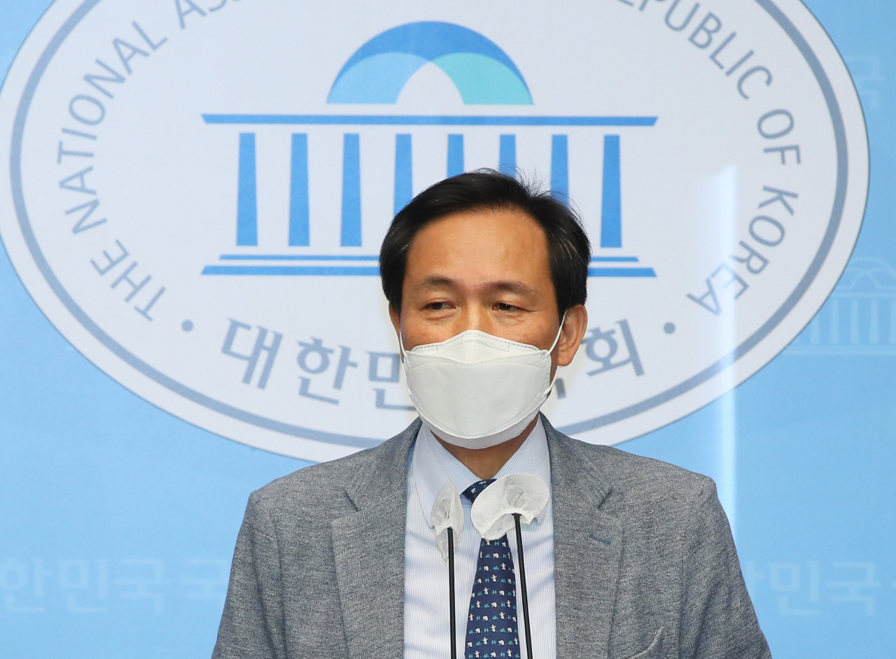 더불어민주당이 국민권익위 전수조사 결과 부동산 불법거래 등 비위 의혹이 드러난 의원 12명 전원에 대해 자진탈당을 권유하기로 결정한 8일 서울 여의도 국회 소통관에서 의혹 대상에 오른 우상호 의원이 해명 기자회견을 하고 있다. [연합]