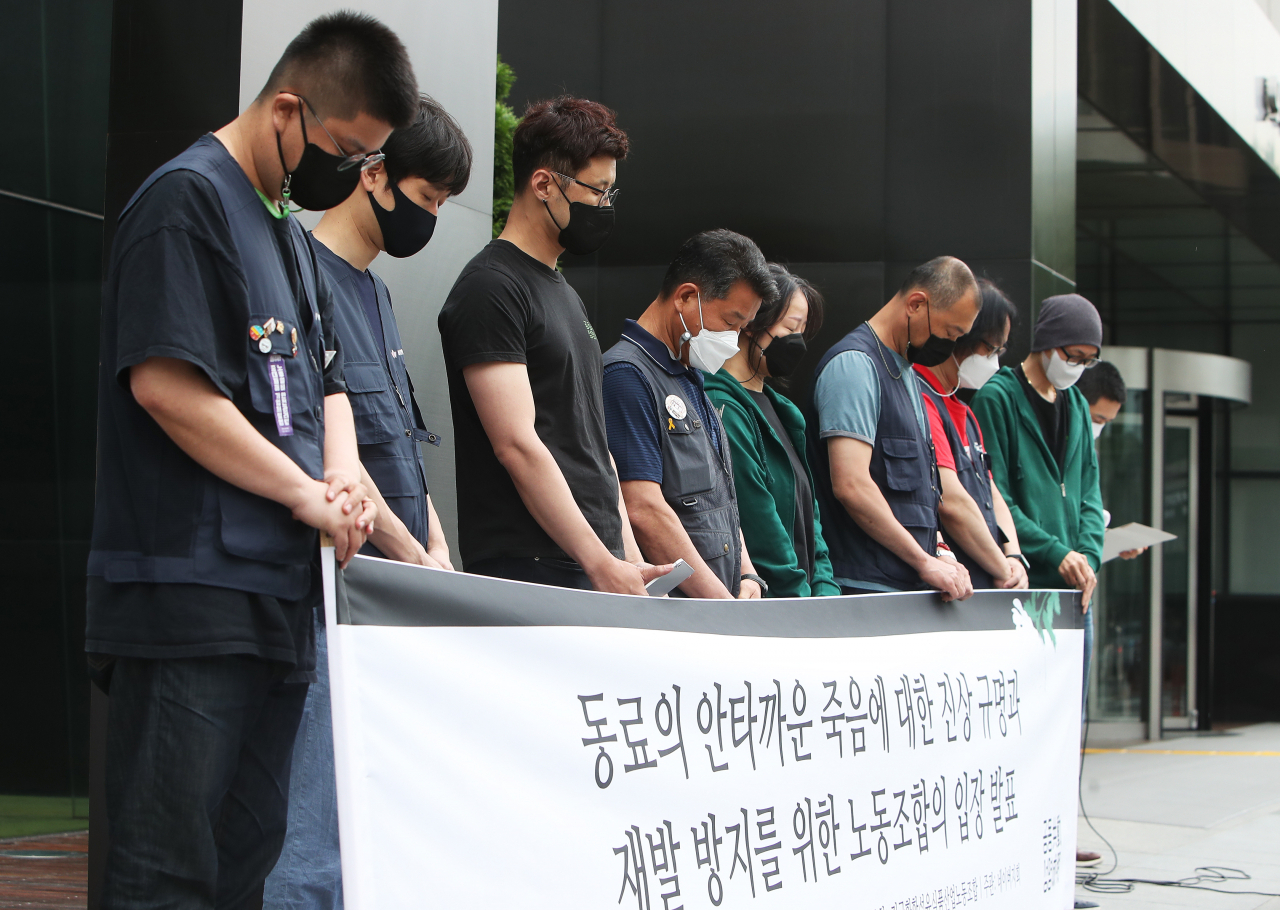 지난 7일 오전 경기도 성남시 네이버 그린팩토리 앞에서 열린 '동료의 안타까운 죽음에 대한 진상규명과 재발 방지를 위한 노동조합의 입장 발표 기자회견'에서 네이버 노조 '공동성명' 조합원을 비롯한 참석자들이 묵념하고 있다. [연합]