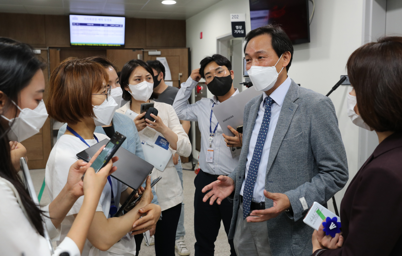 8일 서울 여의도 국회 소통관에서 의혹 대상에 오른 우상호 의원이 해명 기자회견을 하고 있다. [연합]