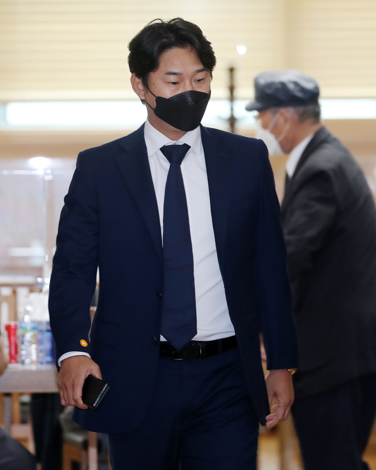 이천수 대한축구협회 사회공헌위원장이 8일 오후 서울아산병원 장례식장에 마련된 고(故) 유상철 전 인천 유나이티드 감독의 빈소에서 조문을 마친 뒤 자리를 이동하고 있다. 유 전 감독은 지난 2019년 췌장암 진단을 받고 치료에 전념해오다 지난 7일 별세했다.[연합]