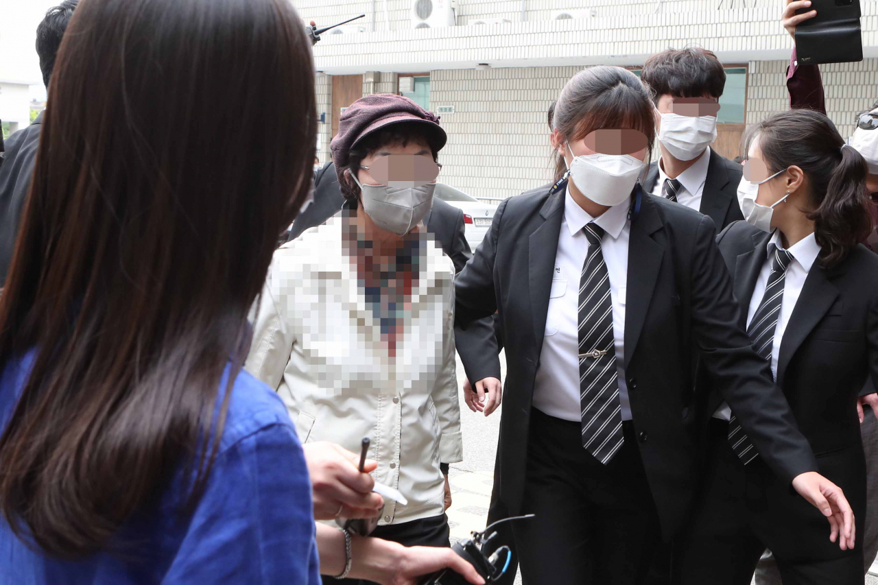 8일 경기도 의정부시 가능동 의정부지방법원에서 유력 대권주자인 윤석열 전 검찰총장의 장모 최모 씨(가운데)가 법정으로 이동하고 있다. [연합]