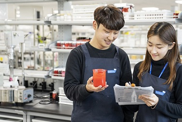 연구 중인 한국콜마 연구원들. [콜마 제공]