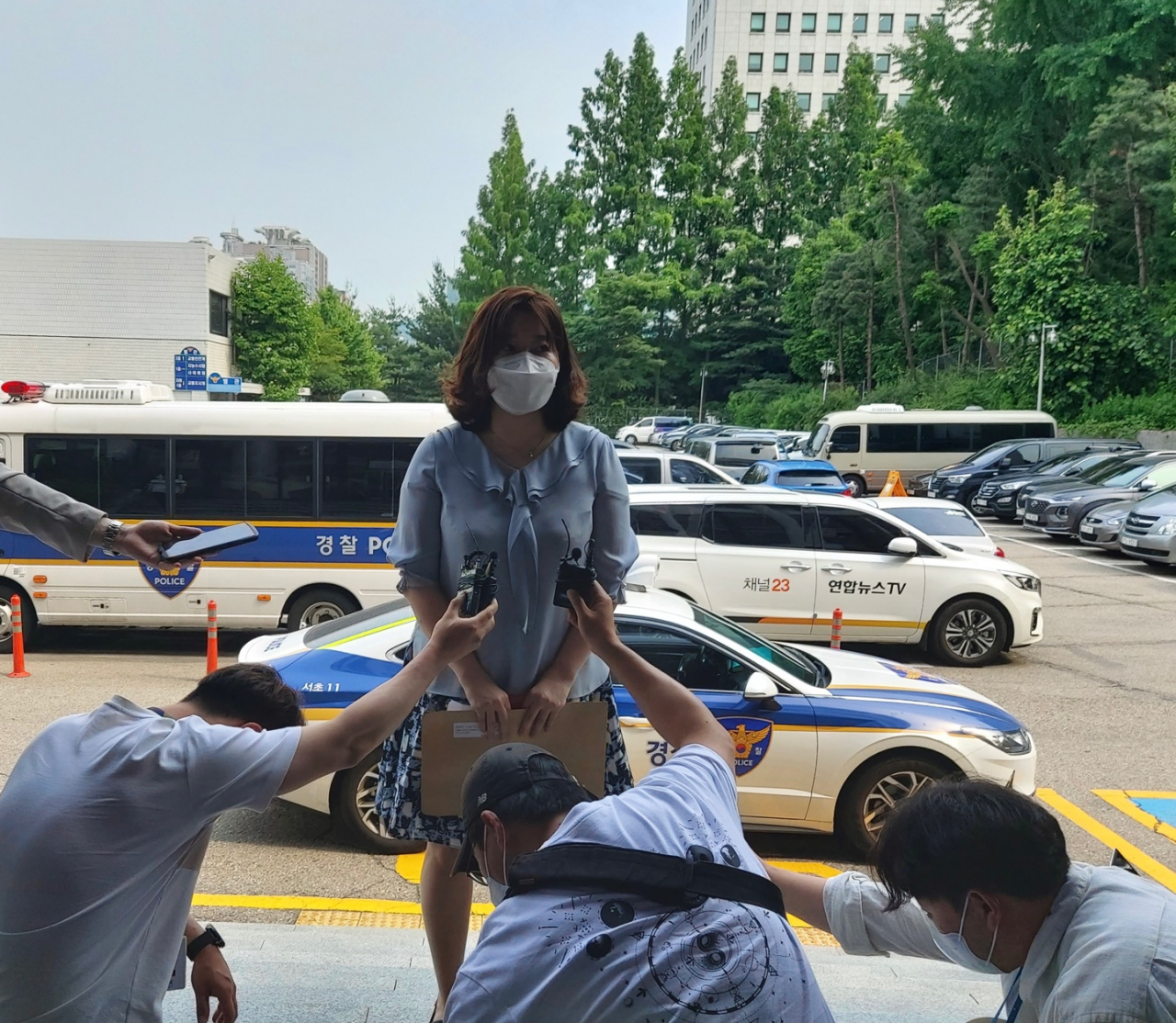‘로펌 성폭행 사건’ 관련 피해자의 법률대리인인 이은의 변호사가 8일 서울 서초경찰서에 의견서를 제출하기 전 취재진에게 입장을 밝히고 있다. 신주희 기자/joohee@heraldcorp.com