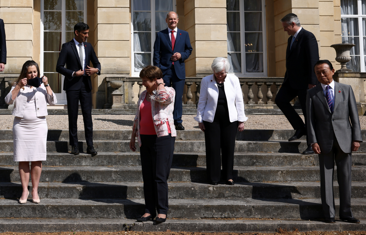 주요 7개국(G7) 재무장관들이 5일 영국 런던 랭카스터하우스 G7 재무장관 회담장 앞에서 기념사진을 찍고 있다. [로이터]