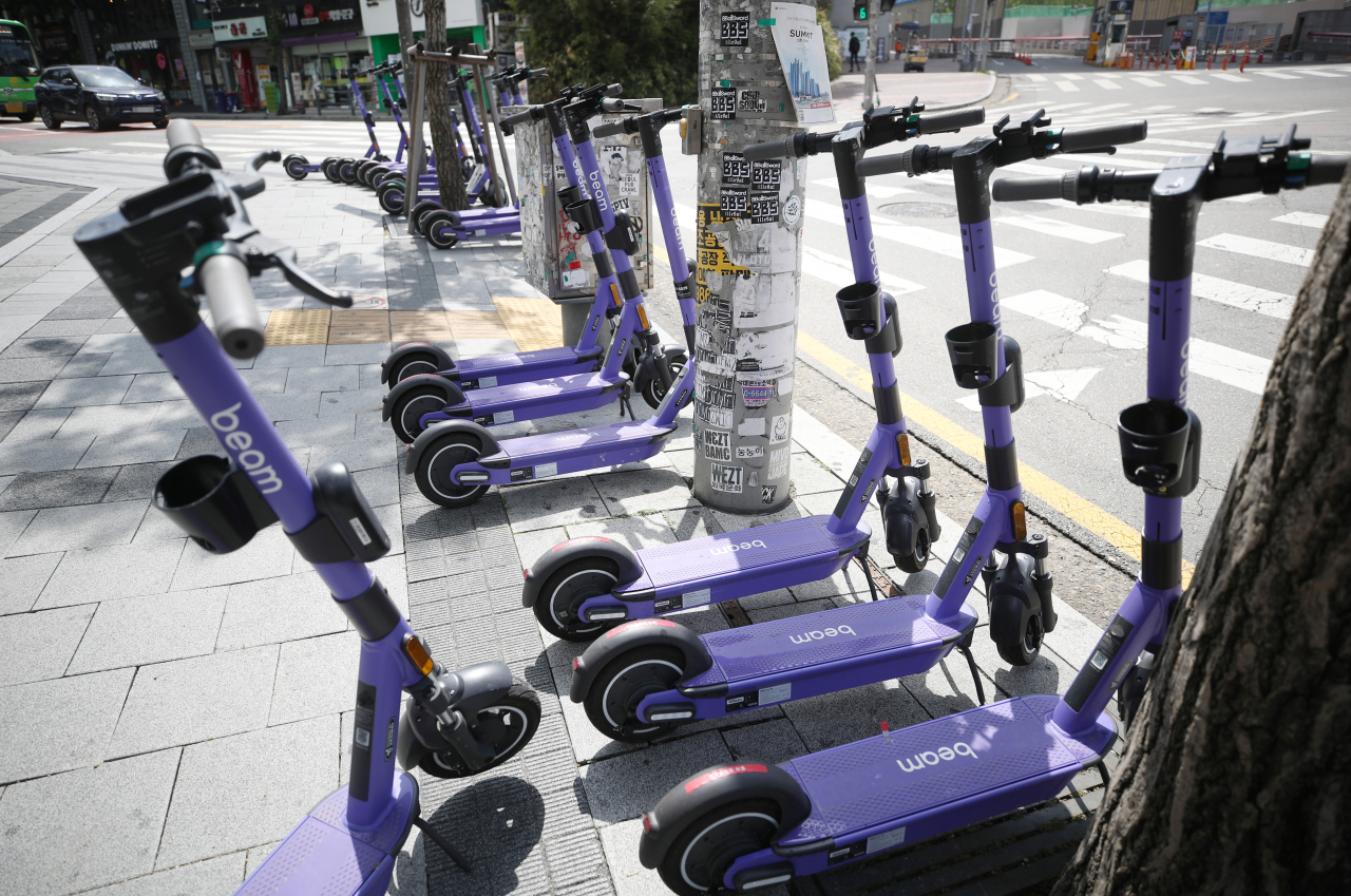 헬멧 착용·면허 필수 등 전동킥보드 관련 규정이 강화된 이후 전동킥보드 이용이 줄어든 가운데 25일 서울 홍대 인근에 전동킥보드가 여러 대 놓여 있다. 연합뉴스