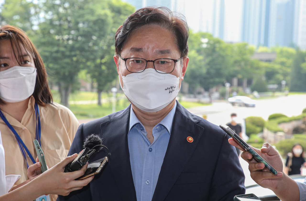 박범계 법무부 장관이 9일 오전 경기도 과천 정부과천청사 내 법무부로 출근하다 취재진과 인터뷰하고 있다.박 장관은 "김오수 검찰총장을 만나 직제개편안에 대한 견해차를 상당히 좁혔다"고 밝혔다. [연합]