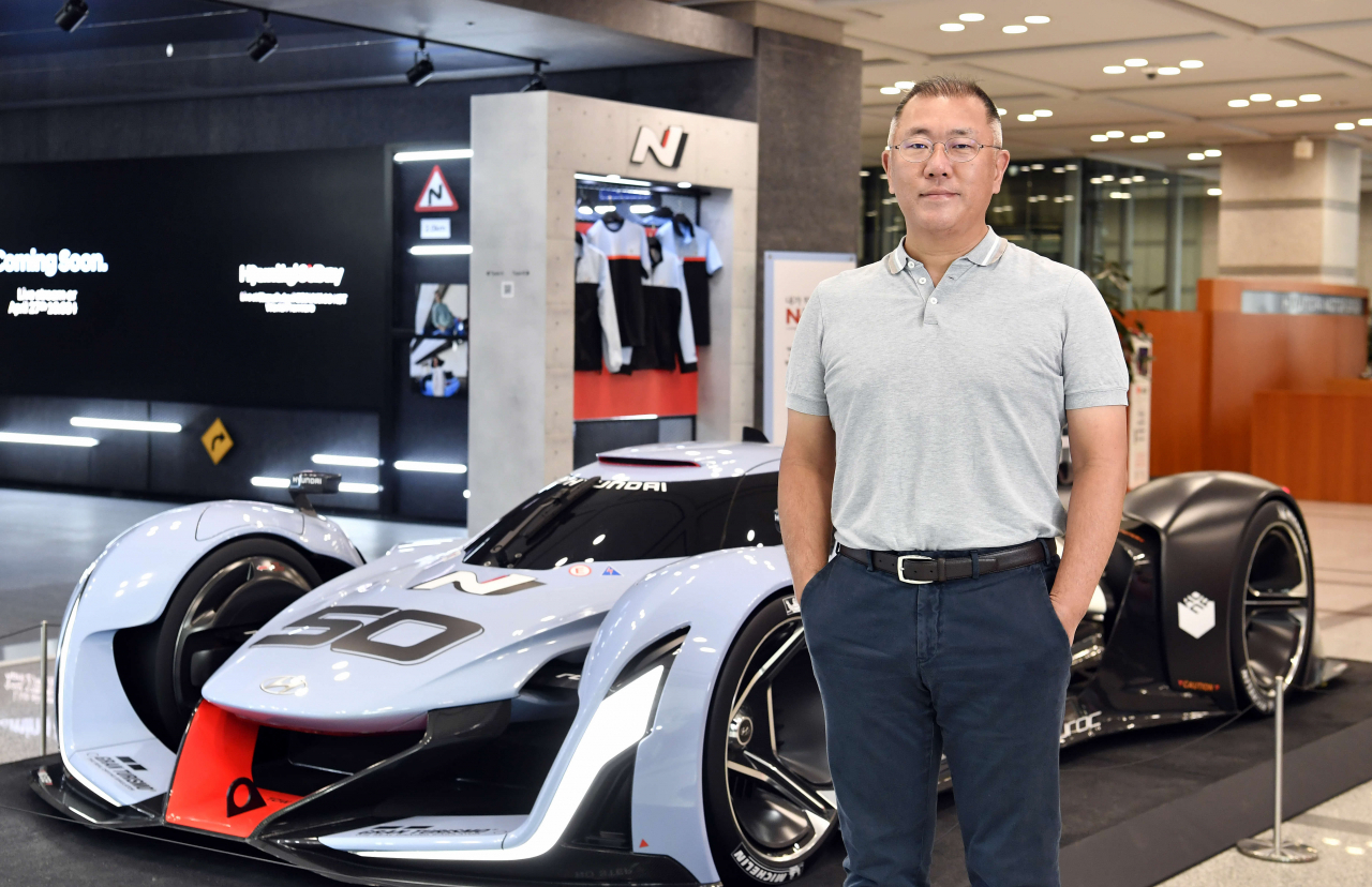 현대자동차그룹 정의선 회장이 8일(현지시각) 영국 자동차 전문지 오토카 (Autocar)가 주관하는 ‘2021 오토카 어워즈(2021 Autocar Awards)’에서 최고 영예의 상인 '이시고니스 트로피(Issigonis Trophy)'를 수상했다. 정 회장이 서울 양재동 본사 사옥에서 현대차 고성능 브랜드 N 전시물 앞에서 포즈를 취하고 있다. [현대차그룹 제공]