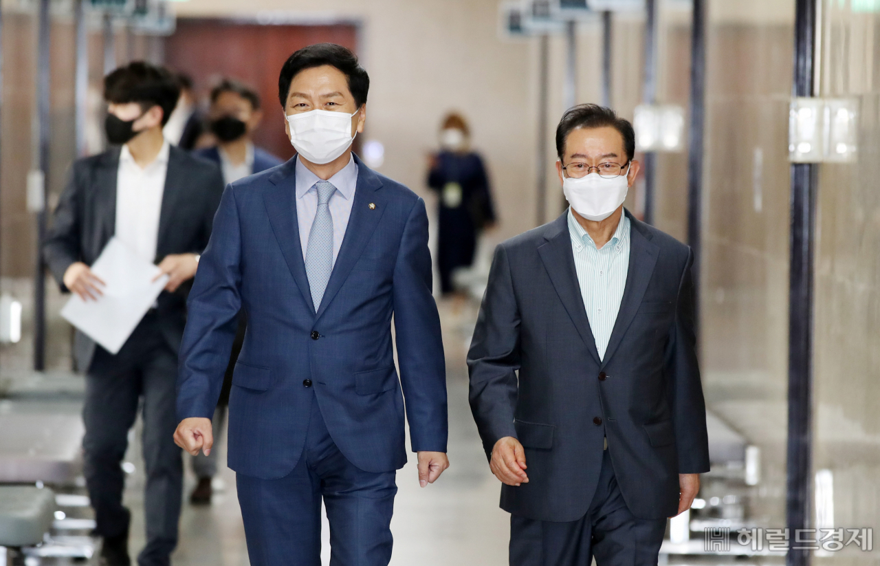 [헤럴드경제=이상섭 기자] 김기현 국민의힘 대표 권한대행 겸 원내대표와 이종배 정책위의장이 9일 서울 여의도 국회에서 열린 '군 성범죄 진상규명 및 재발방지 특위' 임명장 수여식 및 1차 회의에 참석하고 있다. babtong@heraldcorp.com