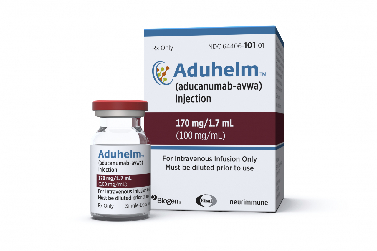 미국 식품의약국(FDA)이 7일(현지시간) 자국 제약사 바이오젠과 일본의 에자이(Eisai) 제약사가 함께 개발한 알츠하이머병 신약 '애드유헬름'(Aduhelm)을 승인했다. FDA가 알츠하이머병 관련 신약을 승인한 것은 2003년 이후 18년 만이다. 사진은 에드유헬름 약병과 포장 상자의 모습. [바이오젠 제공. DB 금지] 연합뉴스