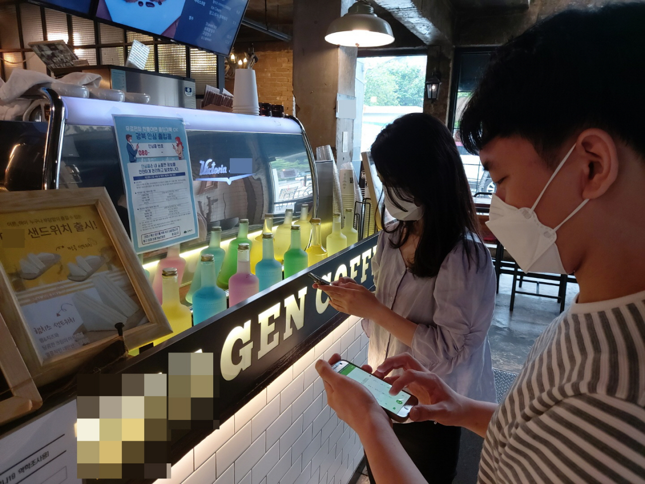 강북구 직원이 카페를 방문해 강북 안심출입콜 서비스를 홍보하고 있다. [강북구 제공]