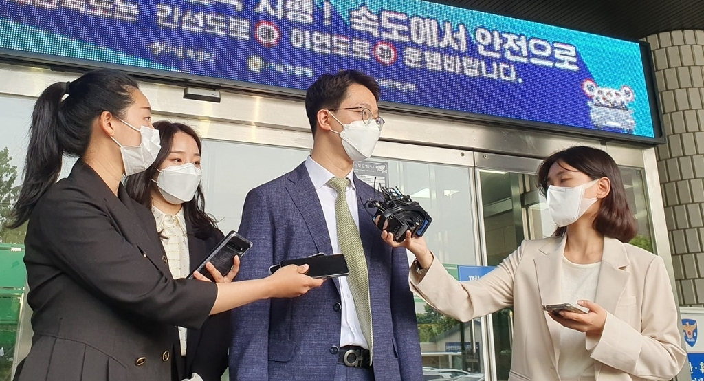 한강에서 실종됐다가 사망한 대학생의 친구 A씨 친구의 법률대리인인 법무법인 원앤파트너스 소속 변호사들이 지난 7일 오후 서울 서초경찰서에서 한 유튜버를 허위사실 유포에 의한 정보통신망법 위반과 업무방해 혐의로 고발했다. 같은 날 서초서에 고발장을 제출하고 취재진을 만나고 있는 원앤파트너스 관계자. [연합]