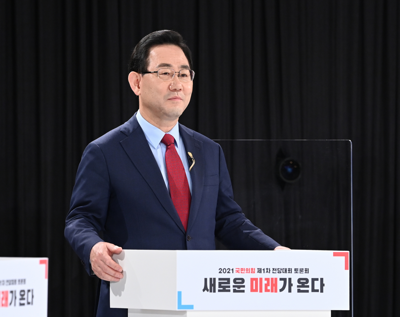 국민의힘 당 대표에 출마한 주호영 후보가 지난 8일 오전 서울 용산구 효창동 백범김구기념관에서 열린 국민의힘 제1차 전당대회 '오른소리 토론회'에 참석해 토론 준비를 하고 있다. [연합]