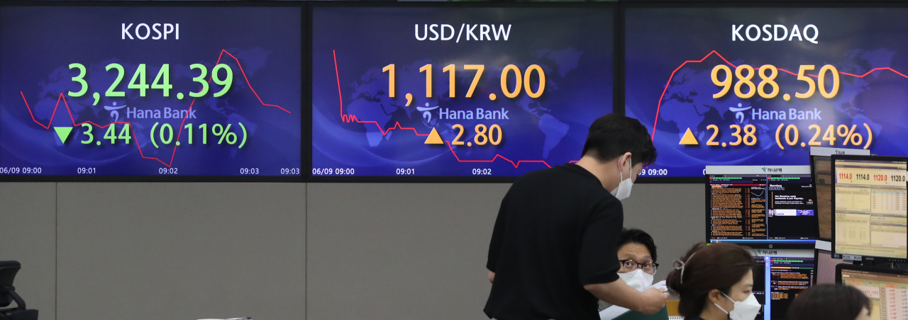 코스피가 소폭 하락세로 출발한 9일 오전 서울 중구 하나은행 본점 딜링룸에서 딜러들이 업무를 보고 있다. 연합뉴스