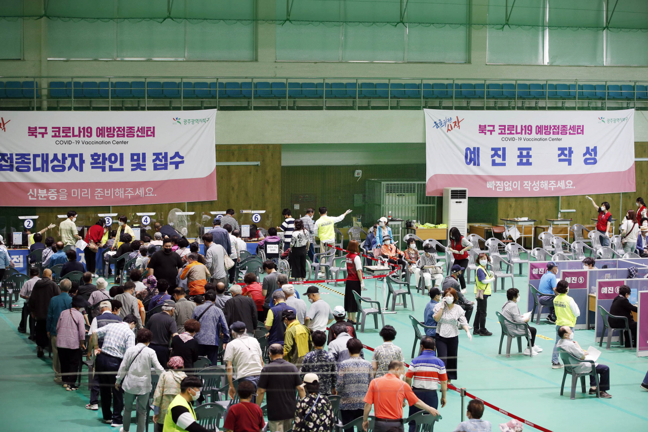 8일 오전 광주 북구 백신 예방접종센터에서 화이자 코로나19 백신을 접종받으려는 접종대상자들의 방문이 이어지고 있다. 연합뉴스