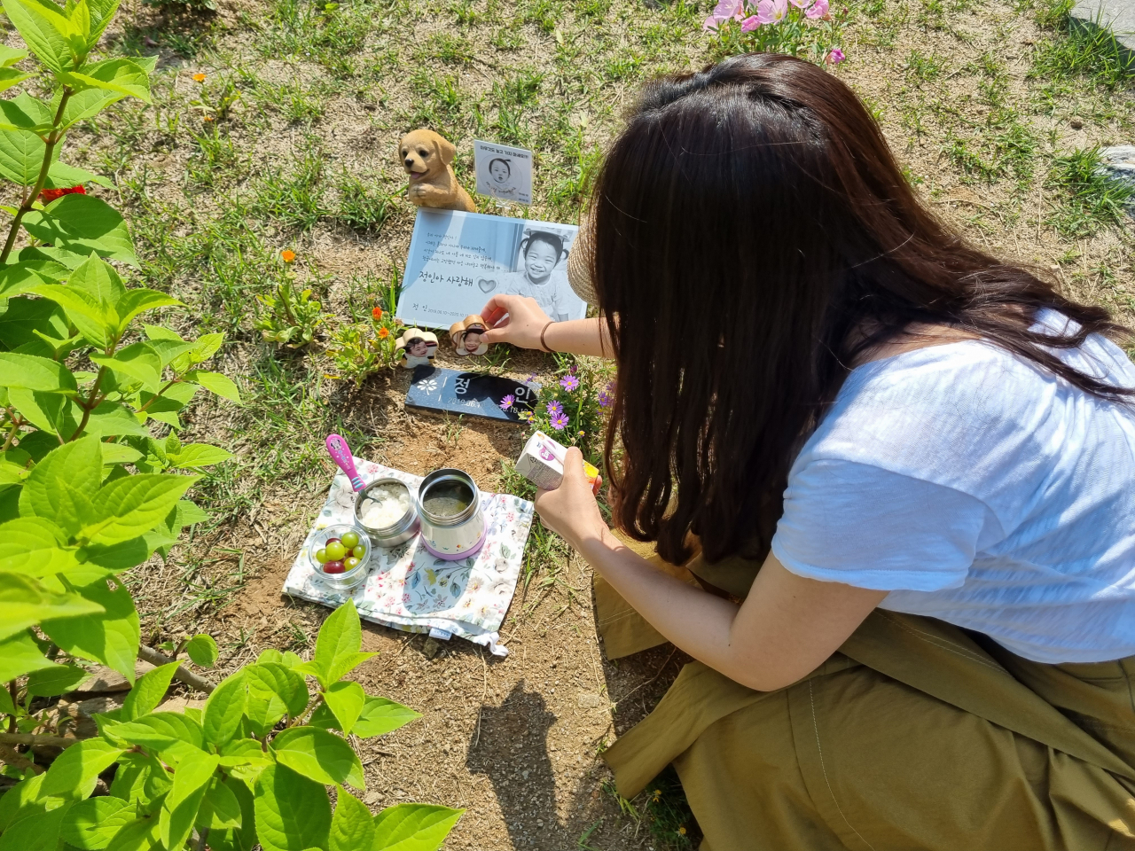 토요일이었던 지난 5일 경기 양평군 안데르센공원묘원에 위치한 정인이 묘소를 한 시민이 찾아 추모하고 있다. 채상우 기자/123@