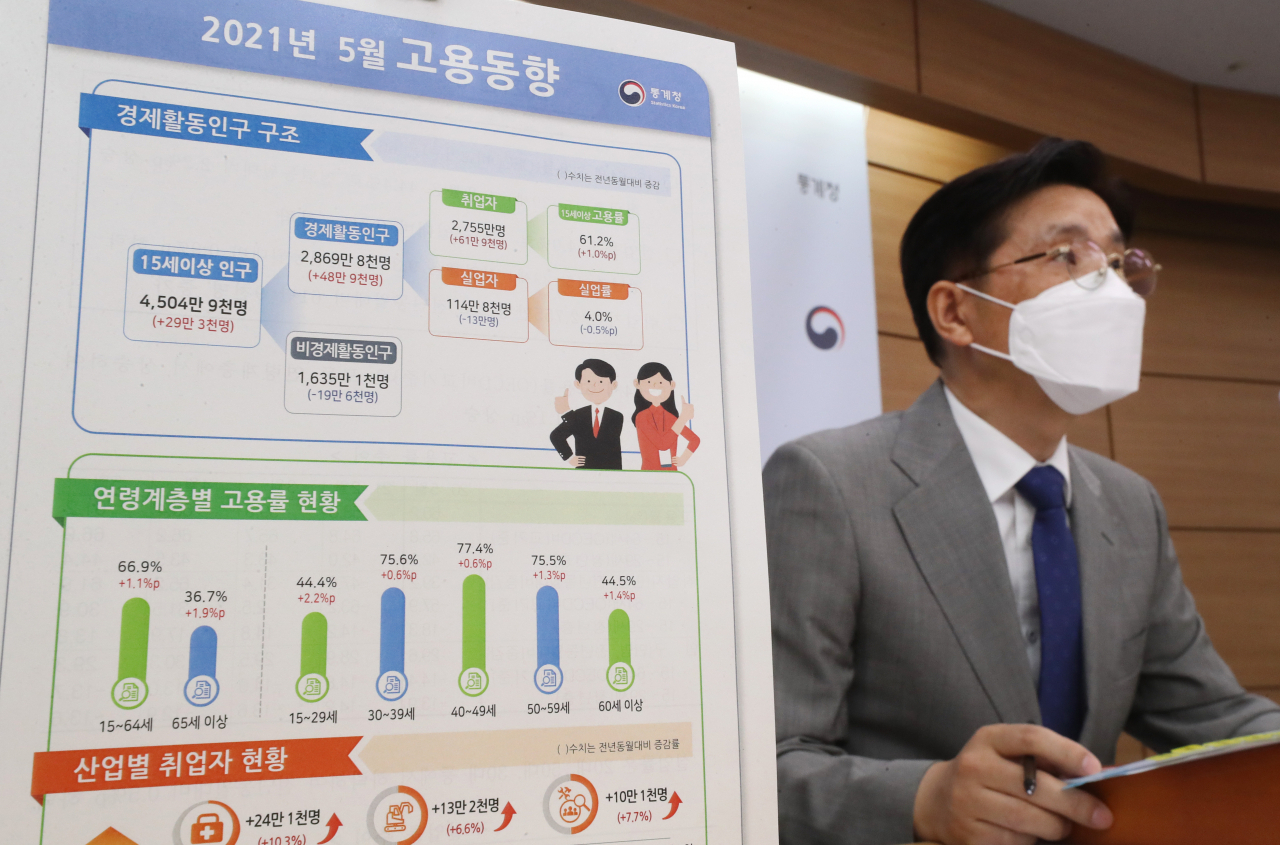 정동명 통계청 사회통계국장 9일 오전 세종시 정부세종청사에서 2021년 5월 고용동향 브리핑을 하고 있다. [연합]