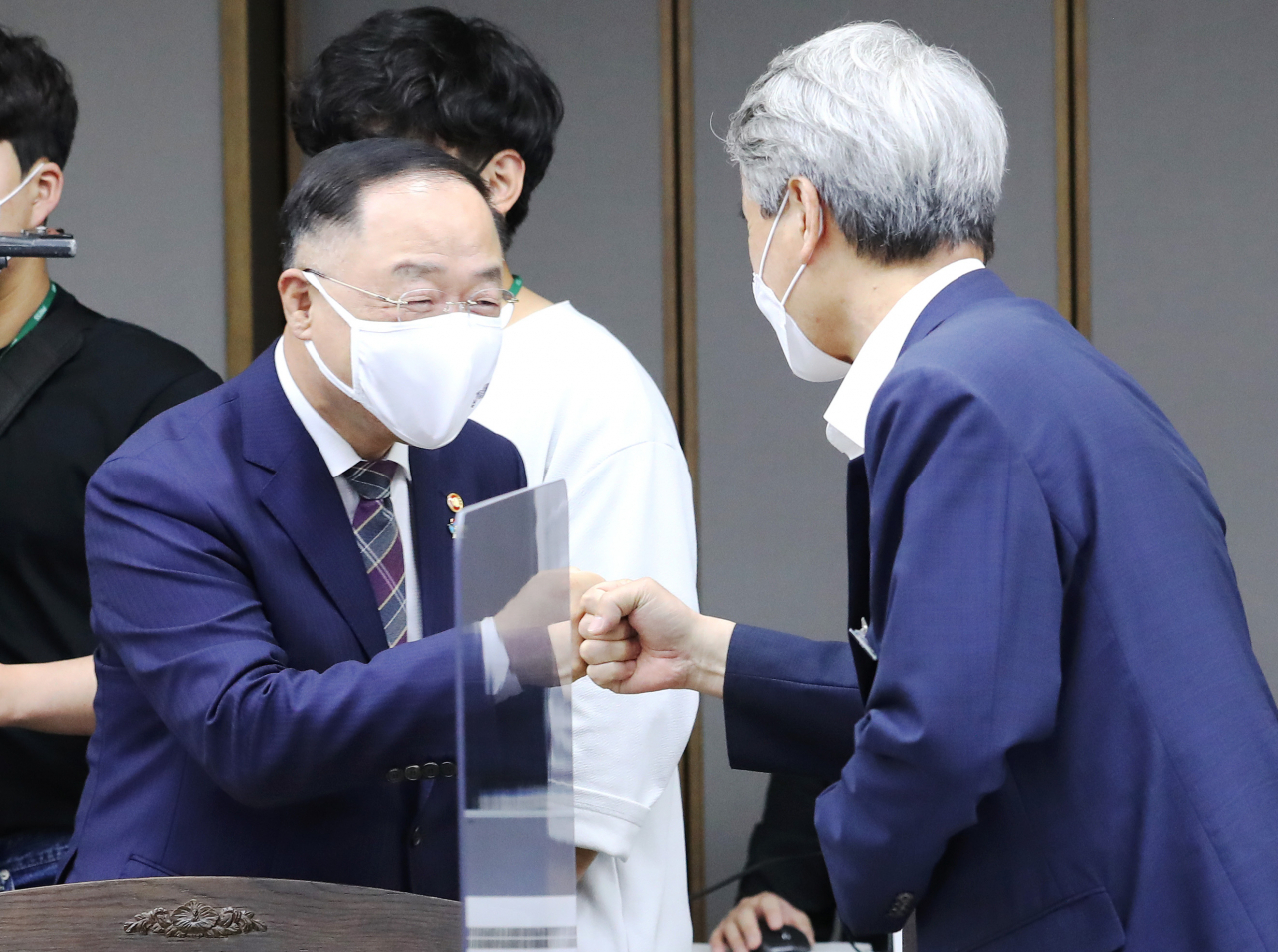 홍남기 부총리 겸 기획재정부 장관은 9일 “철강용 원자재 및 철근의 신속통관을 지원하는 한편 업계 협조로 철근업체 설비보수 연기, 철근 우선생산 및 수출물량 내수 전환 등 국내공급 확대하겠다”며 “이를 통해 2분기 철근 생산량은 1분기 대비 약 50만톤 증가할 전망“이라고 밝혔다. 홍 부총리가 지난 8일 세종시 정부세종청사에서 김부겸 국무총리 주재로 열린 국가물관리위원회에 입장하며 허재영 민간위원장과 인사하고 있다. [연합]