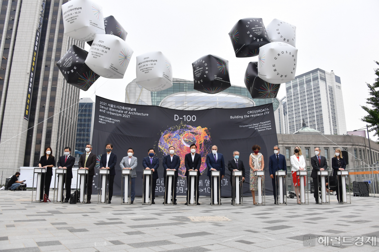 지난 8일 서울 중구 서울도시건축전시관에서 열린 '2021 서울도시건축비엔날레 D-100' 기념식에서 오세훈 서울시장(왼쪽 여덟 번째)을 비롯 주요 참석자들이 비엔날레 조형물 제막 퍼포먼스를 하고 있다. [서울시 제공]