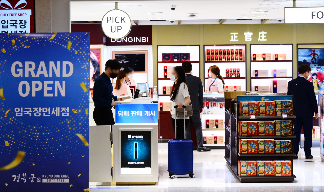 국제공항 입국장 면세점 영업 재개. 인천공항 제1터미널의 입국장면세점이 재개장한 4일 오전 인천국제공항을 통해 입국한 이용객들이 면세점을 이용하고 있다. [연합]