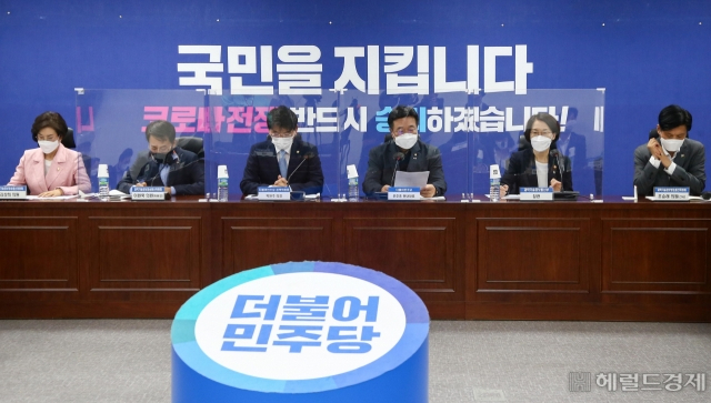 윤호중 더불어민주당 원내대표(오른쪽 세번째)가 9일 국회 의원회관에서 한·미 정상회담에 따른 과학기술 이행현황과 향후 계획을 논의하고자 열린 당·정·청 협의에 참석해 발언하고 있다.[이상섭 기자]