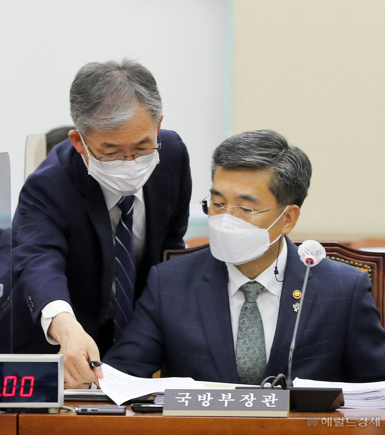 [헤럴드경제=이상섭 기자] 서욱 국방부 장관이 9일 오전 국회에서 열린 국회 국방위에 참석해 공군 여중사 사망사건관련한 자료를 살펴보고 있다. babtong@heraldcorp.com