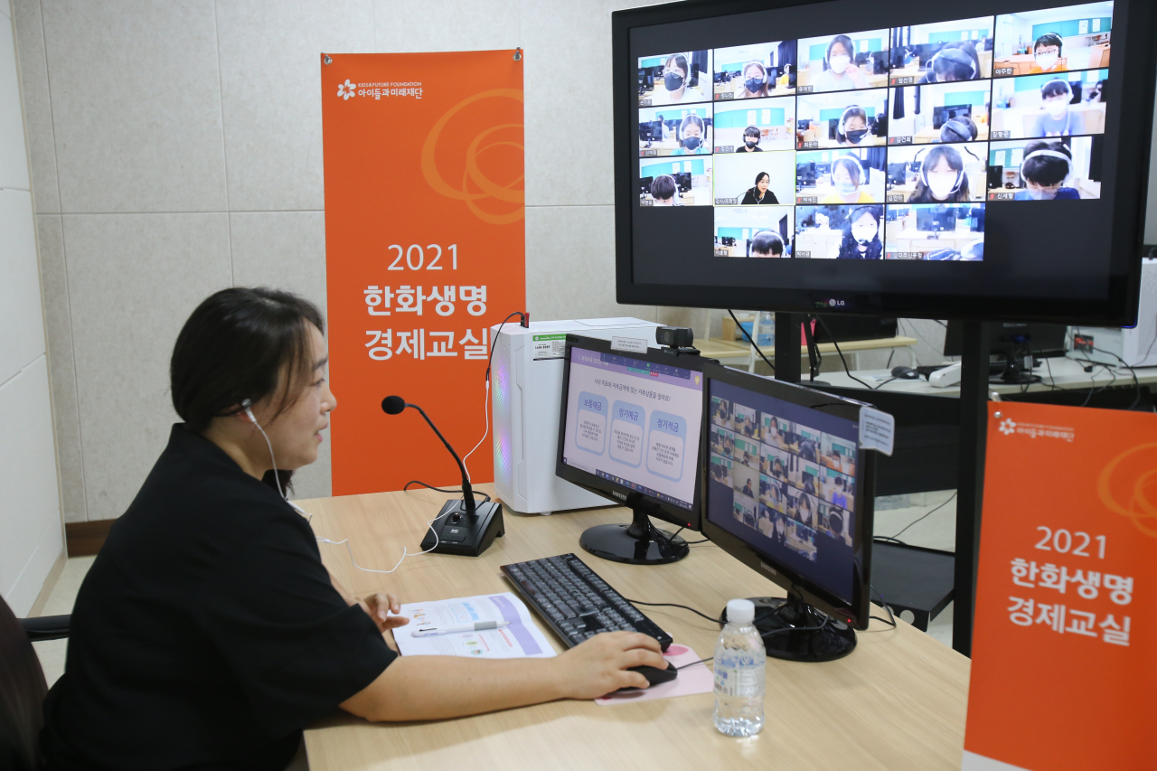 ‘한화생명 경제교실’의 경제교육 전문강사가 9일 서울 성동구 이태원 경제교센터에서 경북 경주시 산대초 5학년 학생들에게 비대면으로 금융지식강의를 하고 있다. [한화생명 제공]