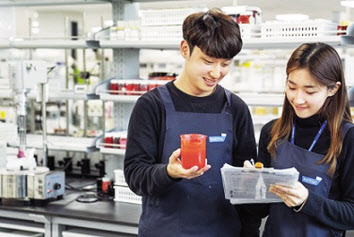 연구 중인 한국콜마 연구원들. [콜마 제공]