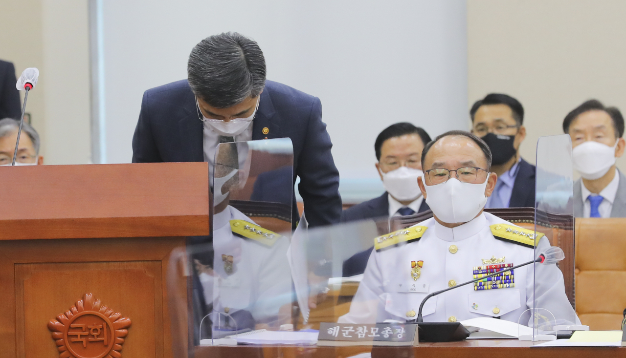 서욱 국방부 장관이 지난 9일 오전 국회에서 열린 국회 국방위원회 전체회의에 참석, 공군 여중사 사망사건 관련 브리핑에 앞서 인사하고 있다. [연합]