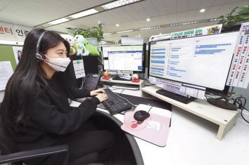인공지능(AI) 기술을 접목한 KT 고객센터에서 상담사가 상담을 진행하고 있다. [KT 제공]