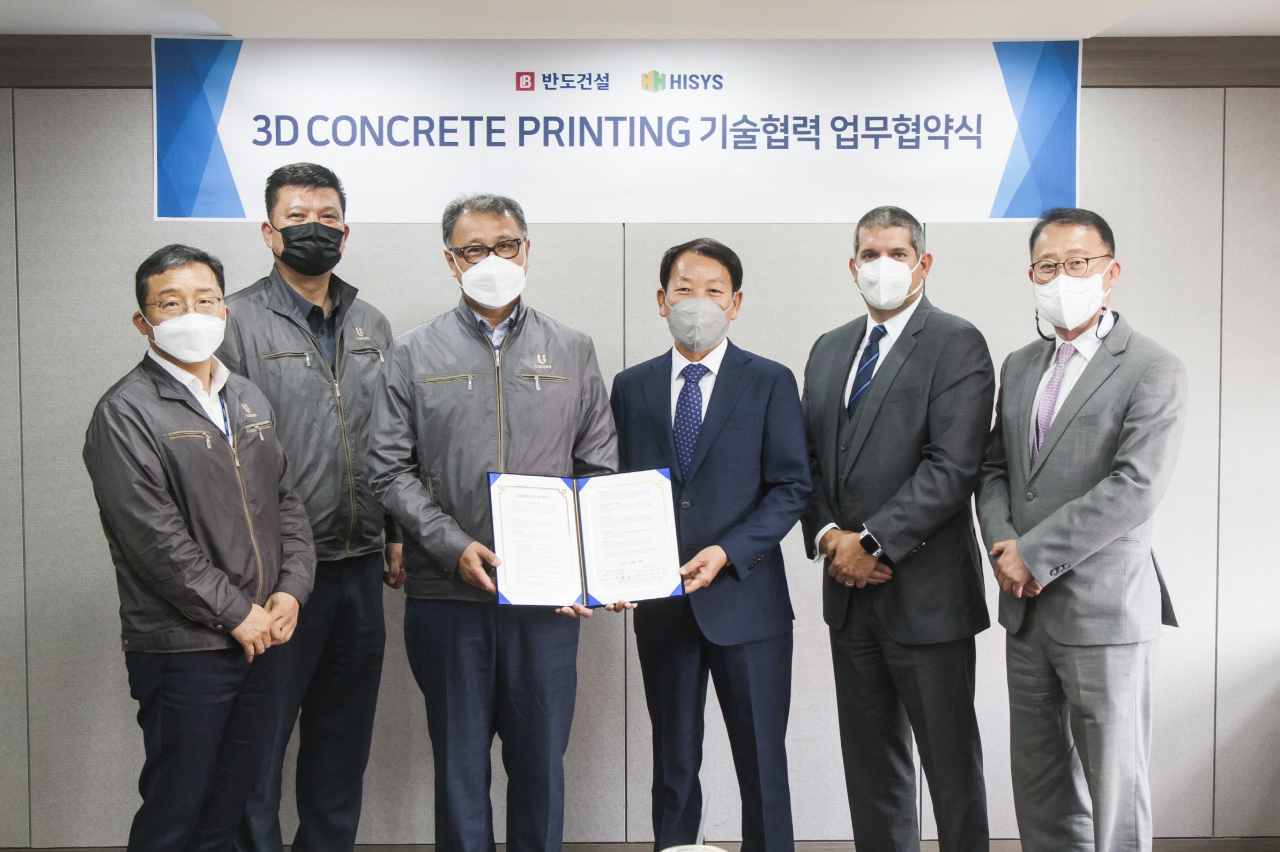 박현일 반도건설 사장(왼쪽 세번째)과 정구섭 하이시스 대표이사(왼쪽 네번째), 마이클 우즈 블랙 버펄로 3D 대표이사(왼쪽 다섯번째)가 지난 8일 반도건설 본사에서 열린 ‘3D 프린팅 건설 기술협력 업무협약식’을 마친 뒤 기념촬영을 하고 있다. [반도건설 제공]