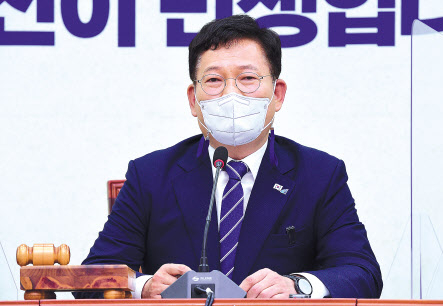 송영길 더불어민주당 대표가 9일 국회에서 열린 최고위원회의에서 발언하고 있다. 이상섭 기자