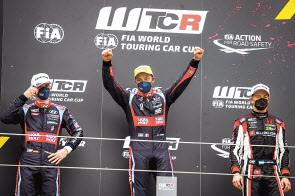 ‘2021 WTCR’ 개막전 두 번째 결승 레이스에서 1·2위 오른 엥슬러 현대 N 리퀴몰리 레이싱팀 선수들이 기념사진을 촬영하고 있다. 왼쪽부터 루카 엥슬러, 잔 칼 버네이, 네스터 지로라미(올 인클 닷컴 뮤닉 모터스포츠) 선수. [현대차 제공]