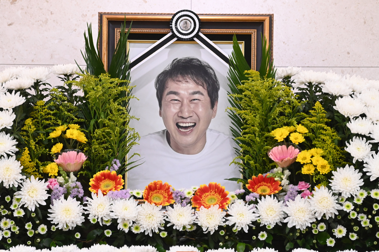 7일 오후 서울아산병원 장례식장에 마련된 유상철 전 인천 유나이티드 감독의 빈소에 고인의 영정이 놓여 있다. [연합]