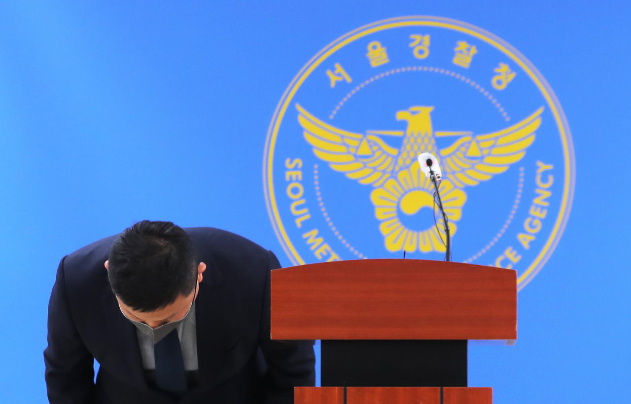 강일구 서울경찰청 반부패·공공범죄수사대장이 9일 오전 서울 종로구 서울경찰청사에서 이용구 전 법무부 차관 택시기사 폭행 사건에 대한 진상조사 결과를 발표하기 전 국민께 심려를 끼쳐 죄송하다며 머리 숙여 사과하고 있다. [연합]