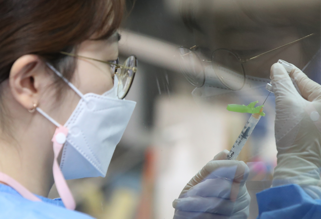 지난 8일 오전 서울 동작구 사당종합체육관에 마련된 코로나19 백신 접종센터에서 의료진이 백신을 주사기에 소분하고 있다. [연합]