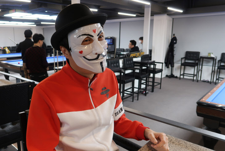 머리에 쓴 모자, 얼굴을 가린 가면 그대로 PBA에 나서는 당구해커 [아프리카TV 제공]
