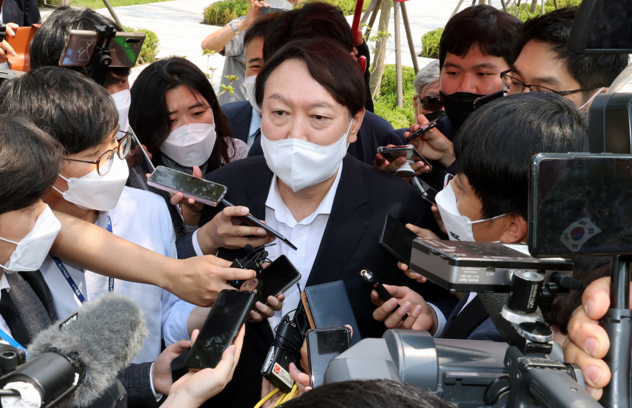 윤석열 전 검찰총장이 9일 오후 열린 서울 남산예장공원 개장식에 참석하기 앞서 취재진의 질문에 답하고 있다. [연합]