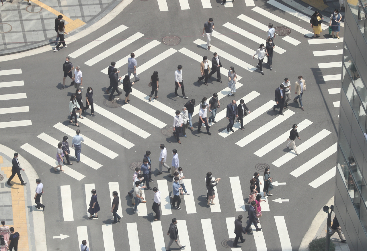 People walk on crosswalks near the Seoul Metropolitan Government, in this photo taken Wednesday. (Yonhap)