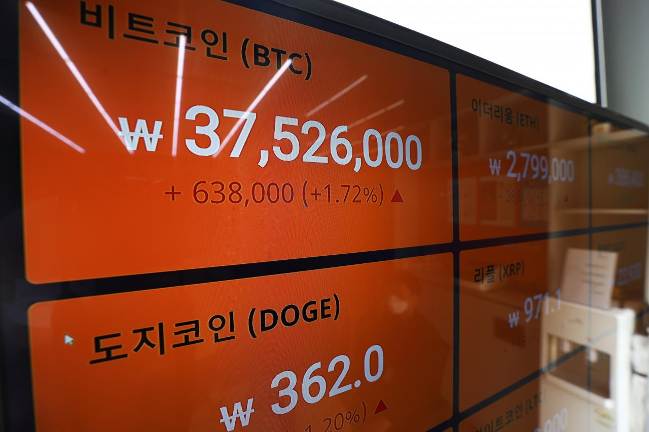 [사진=9일 가상화폐 거래소인 빗썸 강남센터 전광판에 비트코인 등 실시각 거래가격이 표시돼 있다. 연합뉴스]