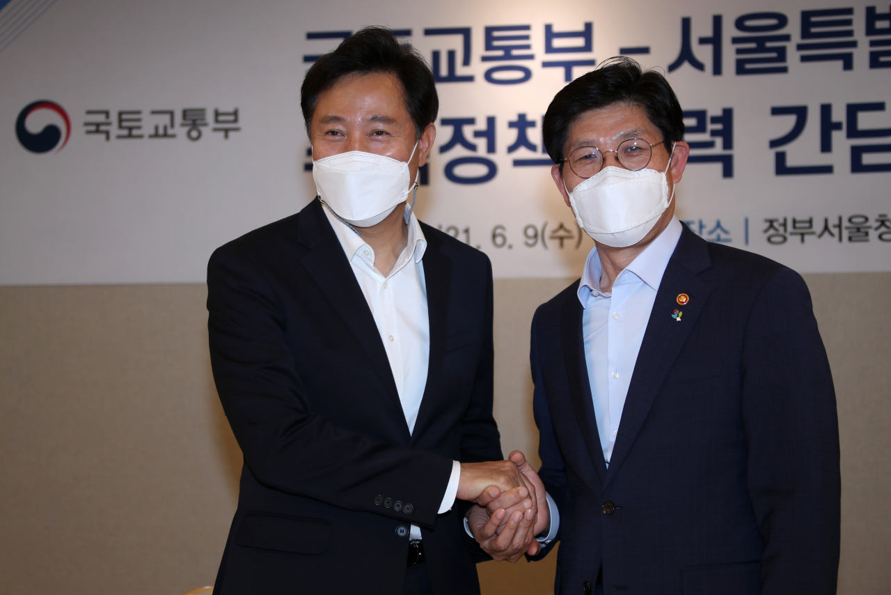 노형욱 국토부 장관(오른쪽)과 오세훈 서울시장이 9일 오후 정부서울청사에서 열린 주택정책 협력 강화방안 간담회에 앞서 인사 나누고 있다. [연합]