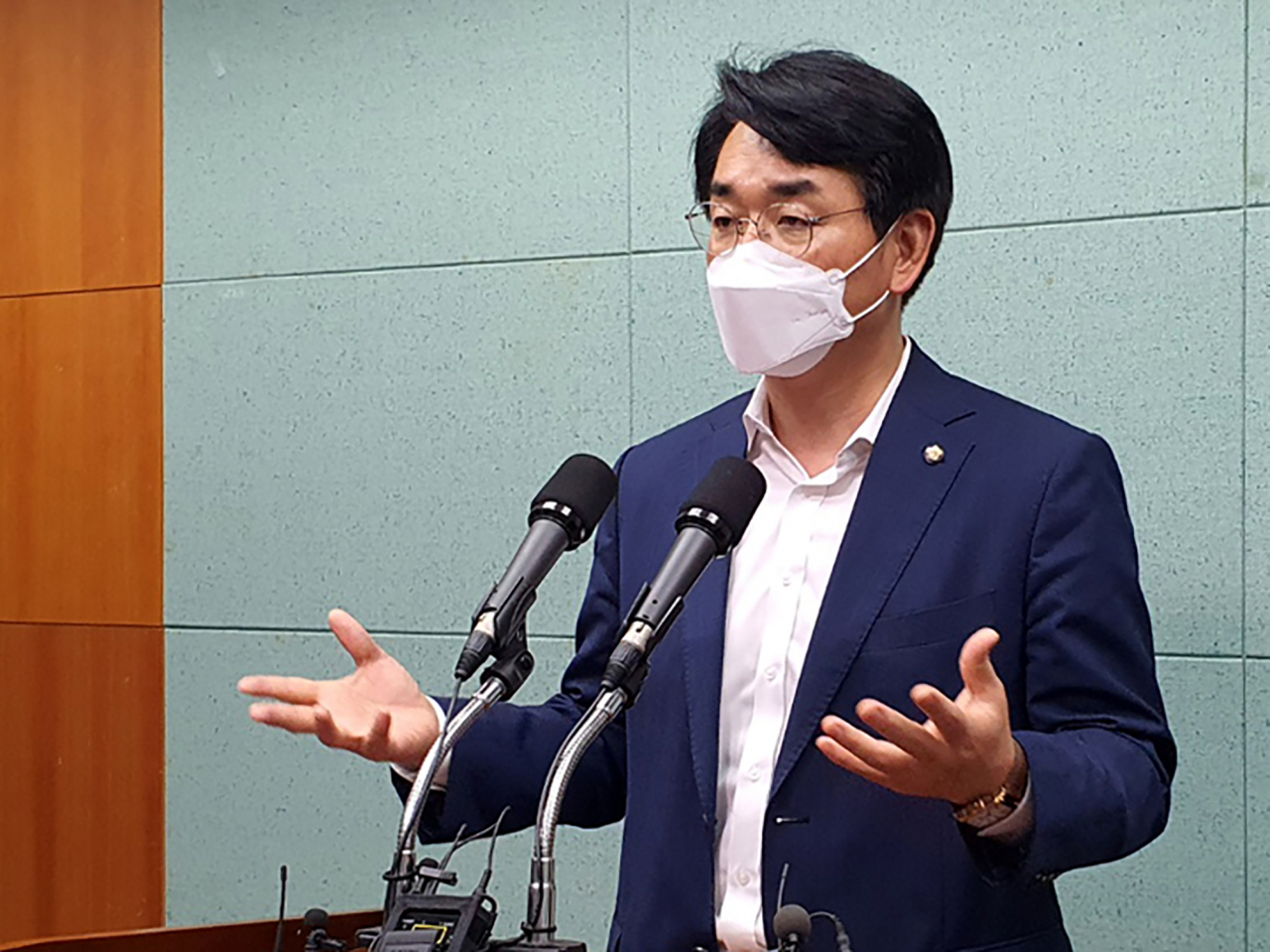 더불어민주당 대권주자인 박용진 의원이 지난 8일 전북도의회에서 기자간담회를 하고 있다. [연합]